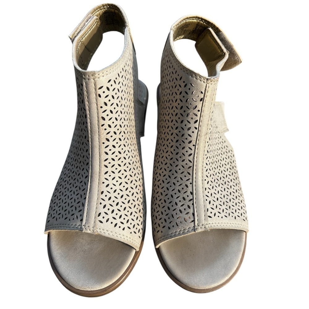 Wonder Nation Girl’s Cream Shimmering Sandals EUC 2 - Picture 3 of 8